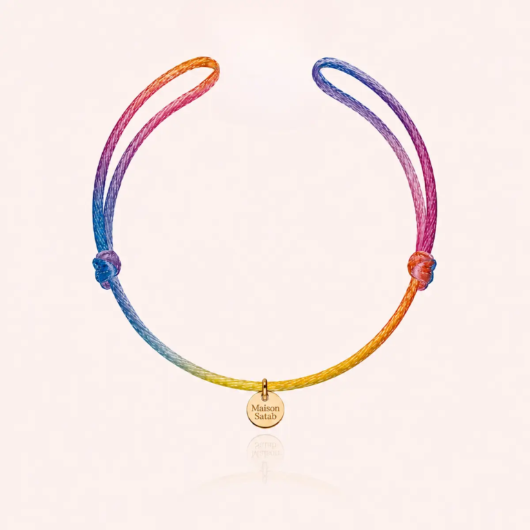 Bracelet en cordon dégradé rose, orange, bleu et jaune, noué et orné d’une médaille dorée — Maison Satab