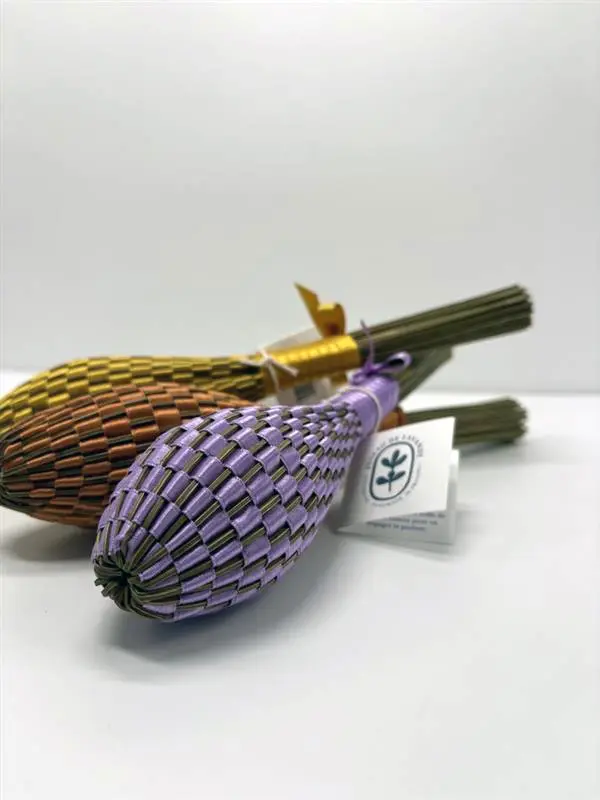 Fuseaux de lavande tressés de ruban violet et bronze, noués d’un ruban doré — Maison Satab