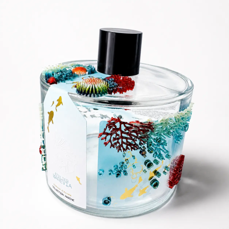 Flacon de parfum ceint d’un ruban imprimé en 3D d’un motif de récif corallien — Maison Satab