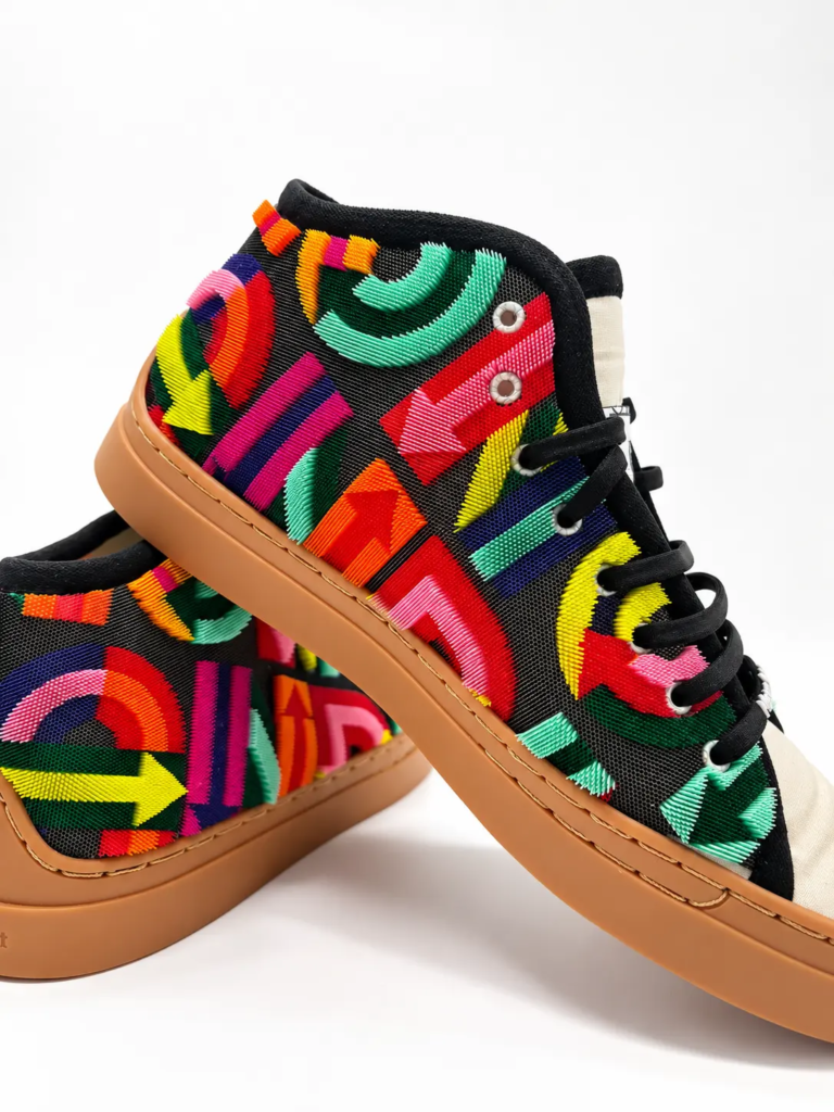 Baskets montantes à tige textile ornée de motifs graphiques multicolores sur fond noir — Maison Satab