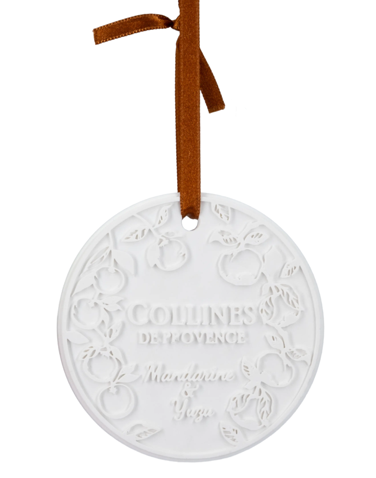 Médaillon parfumé blanc en relief suspendu à un ruban caramel — Maison Satab