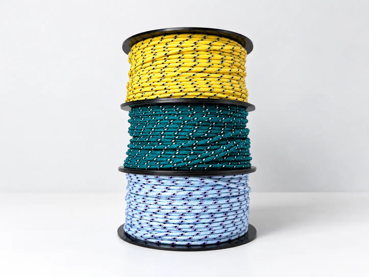 Trois bobines de cordons tressés chinés jaune, vert canard et bleu ciel — Maison Satab