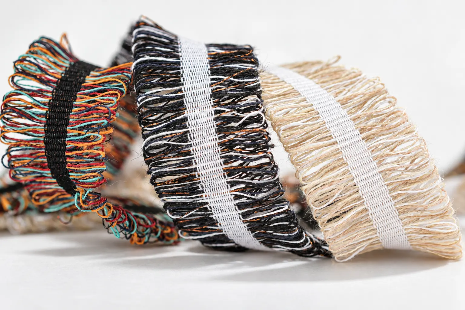 Galons à franges bouclées multicolore, noir et blanc, écru naturel — Maison Satab