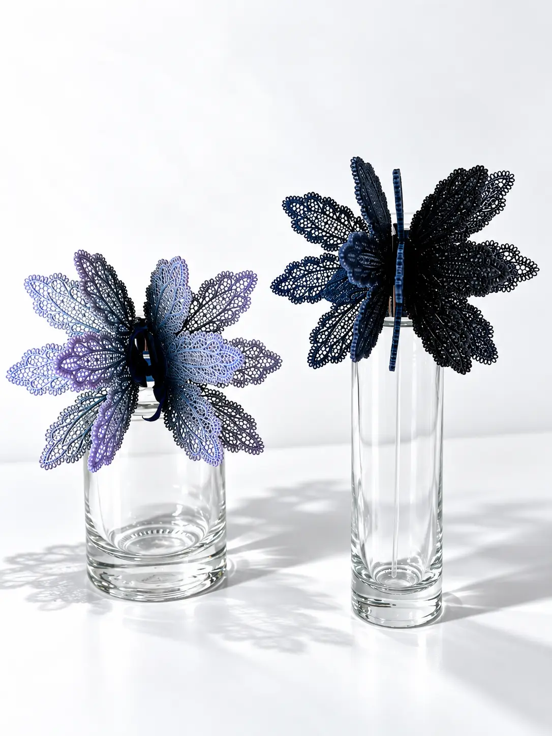Fleurs en dentelle sur vases en verre
