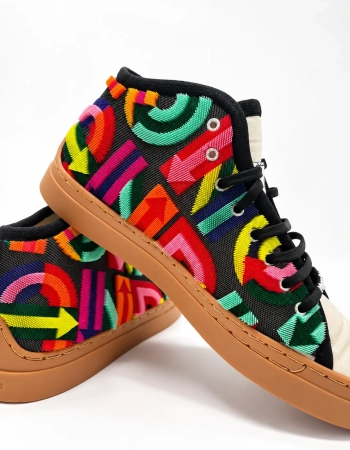 Baskets montantes à tige textile ornée de motifs graphiques multicolores sur fond noir — Maison Satab