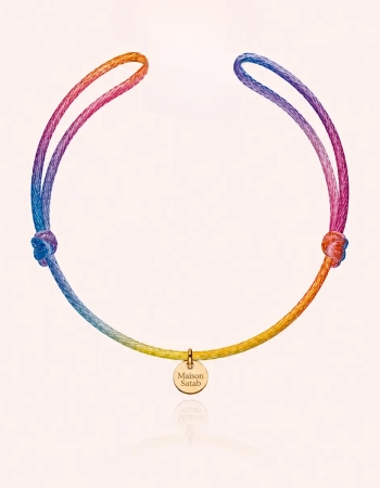 Bracelet en cordon dégradé rose, orange, bleu et jaune, noué et orné d’une médaille dorée — Maison Satab