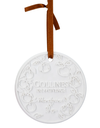 Médaillon parfumé blanc en relief suspendu à un ruban caramel — Maison Satab