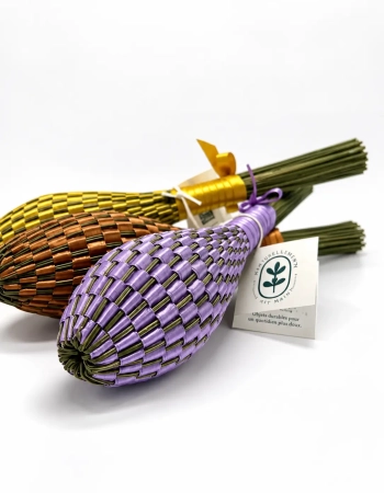 Fuseaux de lavande tressés de ruban violet et bronze, noués d’un ruban doré — Maison Satab