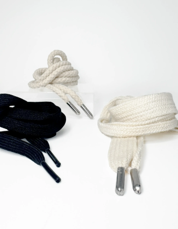 Lacets textiles plats et ronds, noirs et écrus, à embouts métalliques — Maison Satab