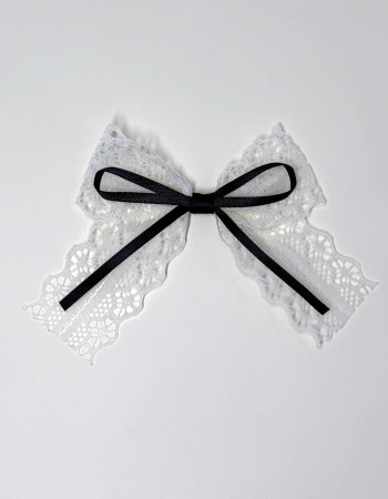 Nœud en ruban satin noir posé sur une dentelle blanche — Maison Satab