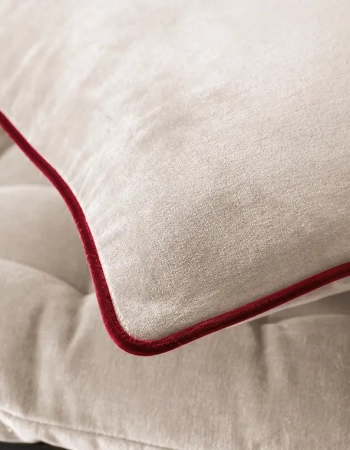 Coussin en lin écru souligné d’un passepoil en velours rouge bordeaux — Maison Satab