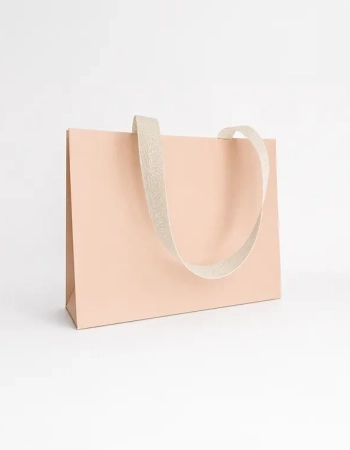Sac boutique rose poudré équipé d’anses en ruban tissé écru légèrement irisé — Maison Satab