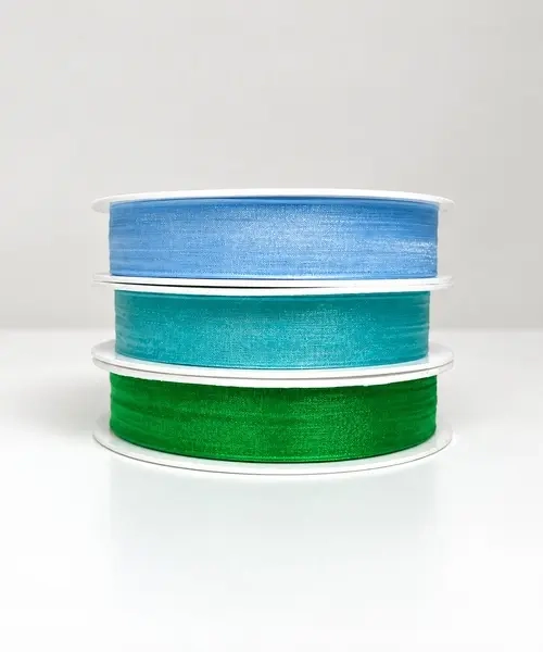 Trois bobines de rubans empilées, bleu ciel, turquoise et vert — Maison Satab